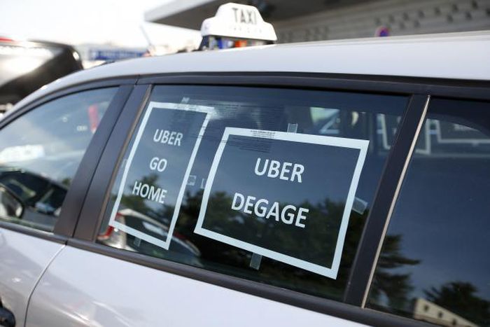 Taxi protests over UberPOP block Paris airports