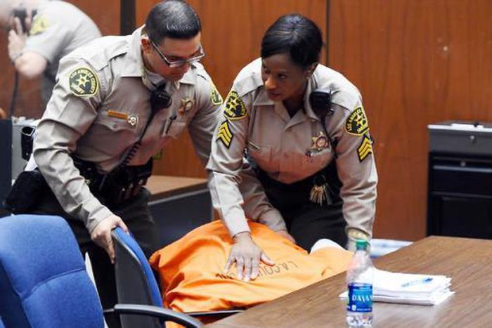 ___3587172___https:______static.pulse.com.gh___webservice___escenic___binary___3587172___2015___3___20___20___deputies+check+on+marion+suge+knight+at+courtrobyn+beck..pool