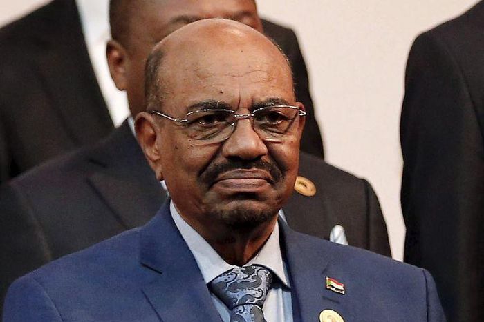 President of the Republic of the Congo Denis Sassou Nguesso (R) looks on next to Sudan's President Omar al-Bashir as they pose for photographers ahead of the African Union summit in Johannesburg June 14, 2015. REUTERS/Siphiwe Sibeko