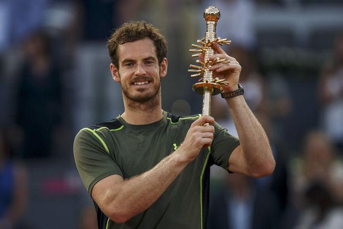 Britain's Andy Murray raises up his trophy after winning the final match over Spain's Rafael Nadal at the Madrid Open tennis tournament in Madrid, Spain, May 10, 2015. REUTERS/Sergio Perez