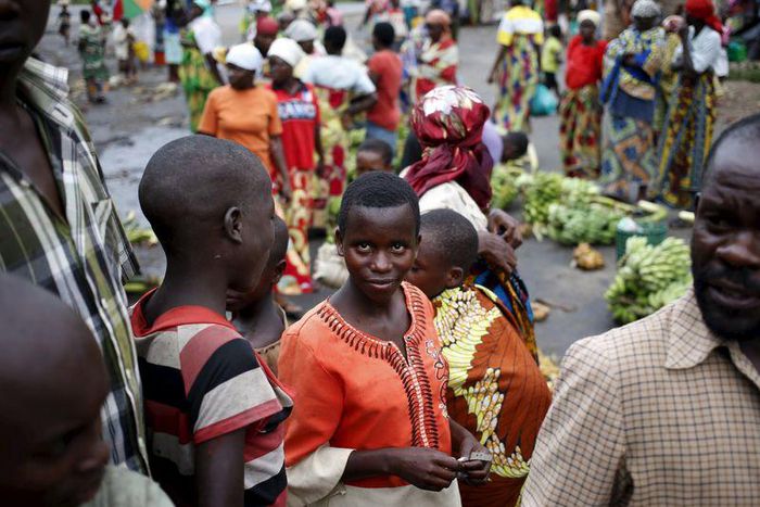 Boys look on as they sell bananas in an open market in a village near Bujumbura, June 1, 2015. REUTERS/Goran Tomasevic