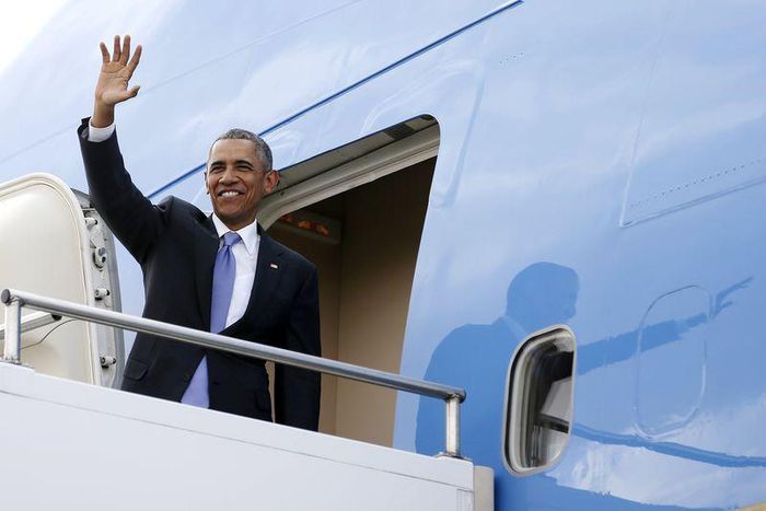 U.S. President Barack Obama waves as he departs for Ethiopia aboard Air Force One from Jomo Kenyatta International Airport in Nairobi July 26, 2015. REUTERS/Jonathan Ernst