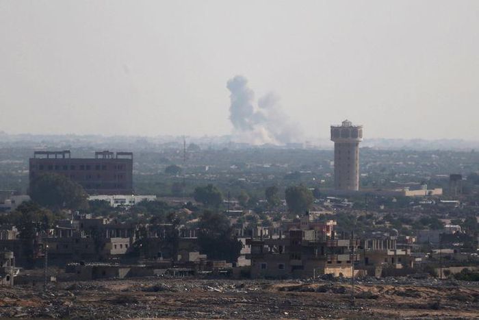 Smoke rises in Egypt's North Sinai as seen from the border of southern Gaza Strip with Egypt July 1, 2015. REUTERS/Ibraheem Abu Mustafa