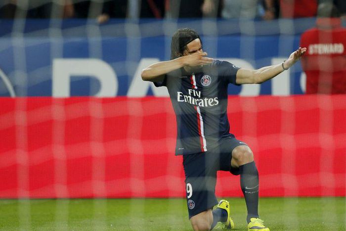 Paris St Germain's Edinson Cavani celebrates after scoring a goal during their French Ligue 1 soccer match against En Avant Guingamp at Parc des Princes stadium in Paris, France May 8, 2015.   REUTERS/Gonzalo Fuentes