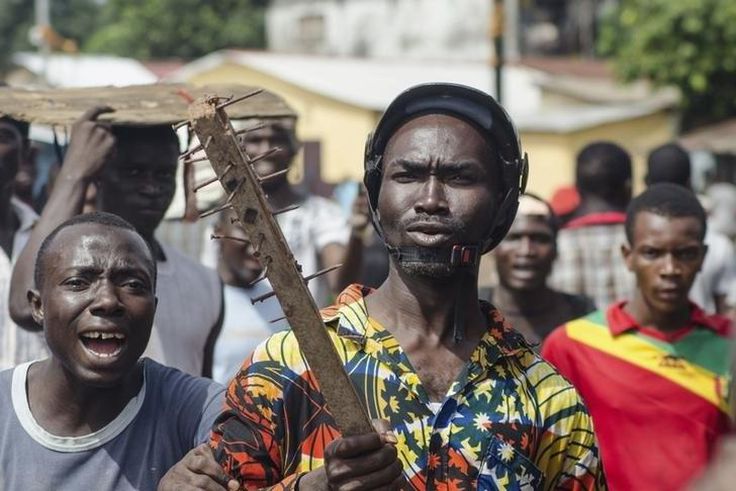 A pro-government protestor wields a homemade weapon during pre-election violence in the Taouyah neighbourhood of the Guinean capital Conakry, in a file photo. REUTERS/Tommy Trenchard