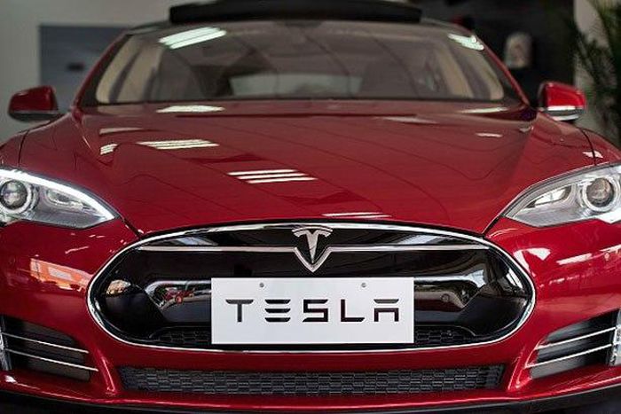 Tesla Model S front end