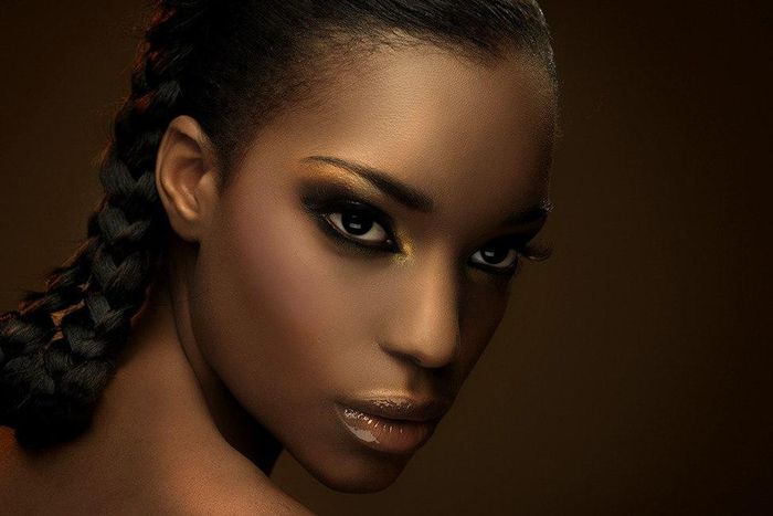 Bronzed makeup polishes the skin flawlessly