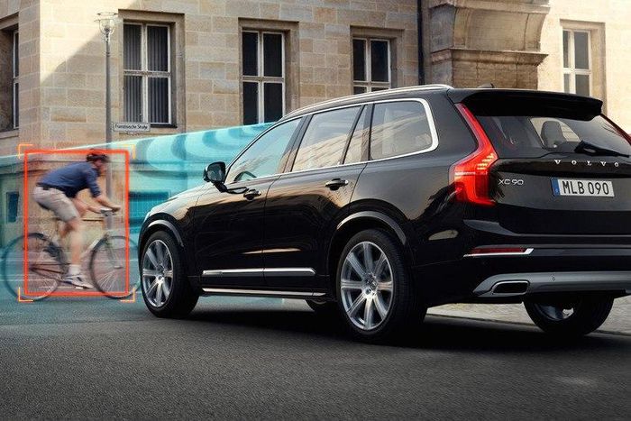 The 2014 Volvo XC90 shows off its Cyclist Detection system.
