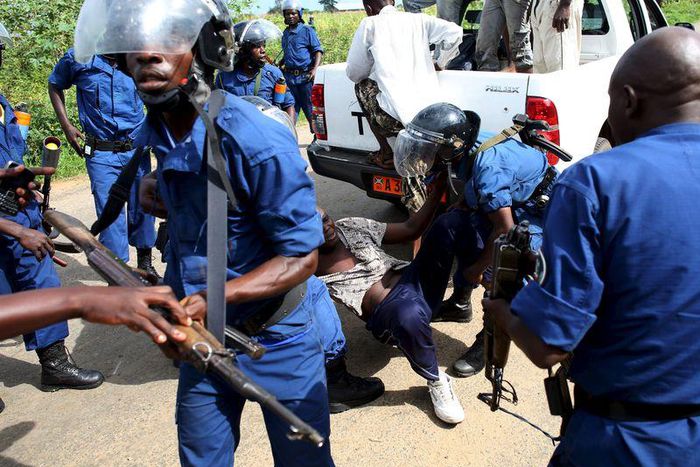 A detained protestor lies on the ground during a protest in Buterere neighbourhood of Bujumbura, Burundi May 12, 2015.   REUTERS/Goran Tomasevic