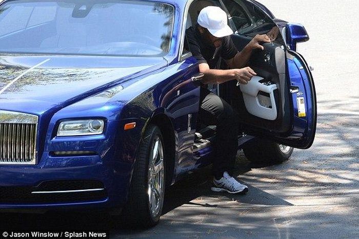 Tyler Perry arrives hospice where Bobbi Kristina lays