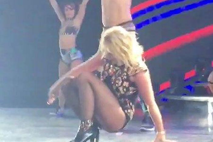 Britney Spears falls at Vegas concert