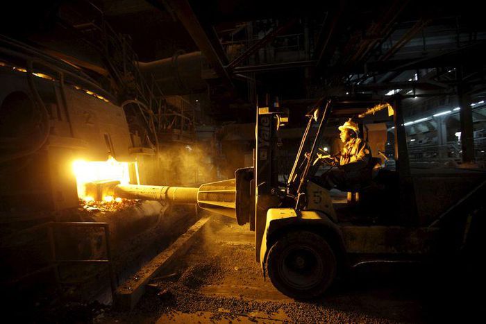 A steelworker places scrap metal inside a furnace at the Libyan Iron and Steel Company (Lisco) in Misrata, Libya May 18, 2015.       REUTERS/Ismail Zitouny