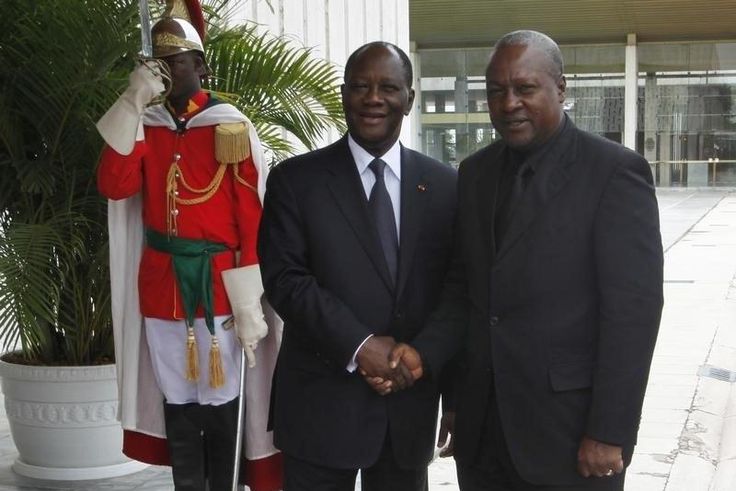 Ivorian President Alassane Ouattara (L) welcomes Ghana's President John Dramani Mahama at the presidential palace in Abidjan, September 5, 2012. REUTERS/Thierry Gouegnon