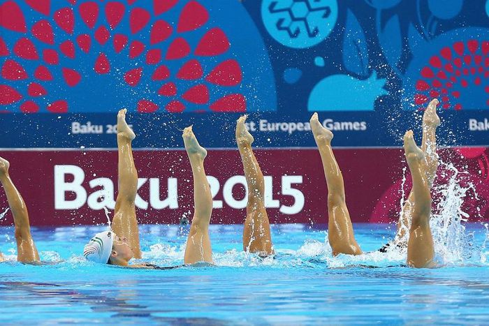 Three Austrian synchronised swimmers injured by buss