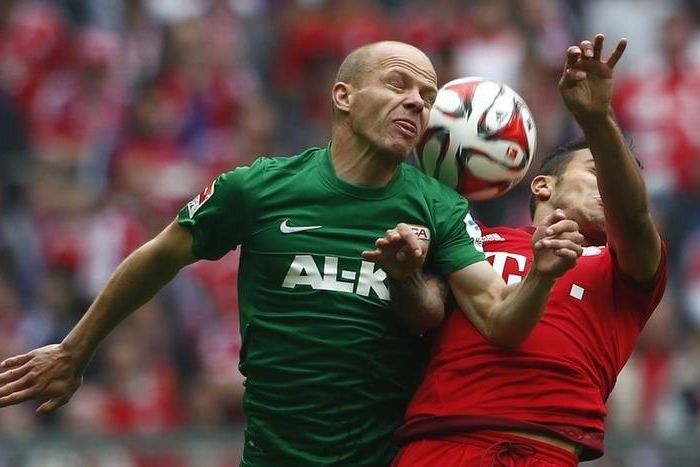 Bayern Munich's Thiago (R) heads the ball with Augsburg's Tobias Werner during their German Bundesliga first division soccer match in Munich, Germany, May 9, 2015. REUTERS/Michaela Rehle