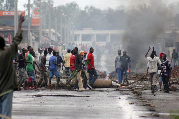Protesters erect a barricade during demonstrations in Burundi's capital Bujumbura, May 5, 2015. REUTERS/Jean Pierre Aime Harerimana