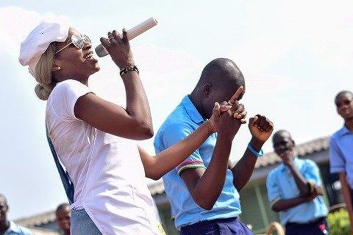 Seyi Shay singing to the children