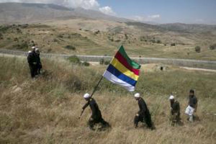 Druze block ambulance with Syrian casualties