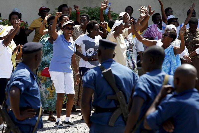 Women sing and dance in front of police during a protest by women against president Pierre Nkurunziza in Bujumbura, Burundi, May 10. 2015.  REUTERS/Goran Tomasevic