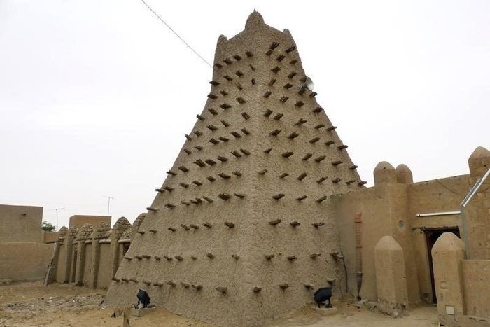 A traditional mud structure stands in the Malian city of Timbuktu May 15, 2012. REUTERS/Adama Diarra