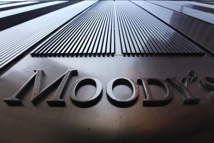 A Moody's sign on the 7 World Trade Center tower is photographed in New York August 2, 2011.    REUTERS/Mike Segar