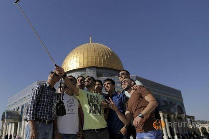 Palestinians connect to Jerusalem holy shrine with "selfies"