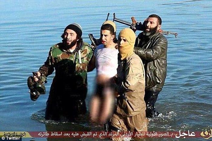 Syrian rebel group shoots dead Islamic State captives