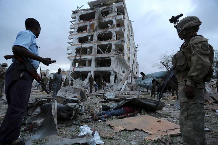 Somali government soldiers stand outside the ruins of the Jazeera hotel after an attack in Somalia's capital Mogadishu, July 26, 2015. REUTERS/Feisal Omar TEMPLATE OUT