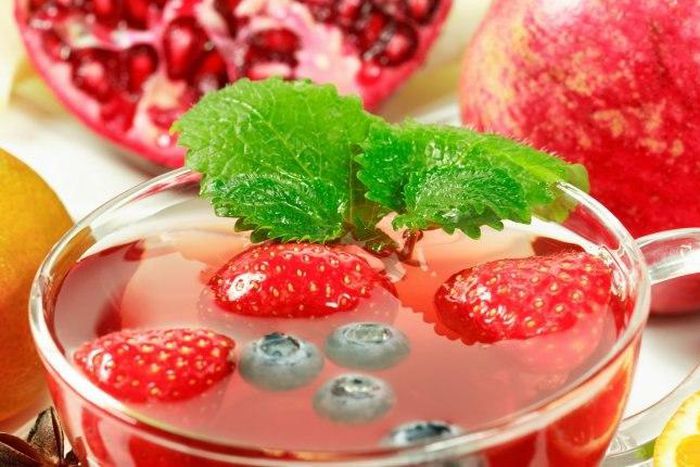 ___4035966___https:______static.pulse.com.gh___webservice___escenic___binary___4035966___2015___8___3___13___3019_Fresh-drink-strawberry-pomegranate-cranberries-and-mint_1