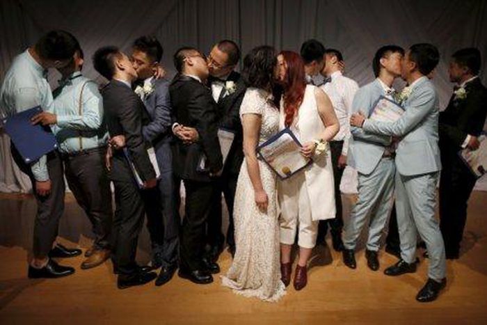 West Hollywood marries 7 contest-winning gay couples from China