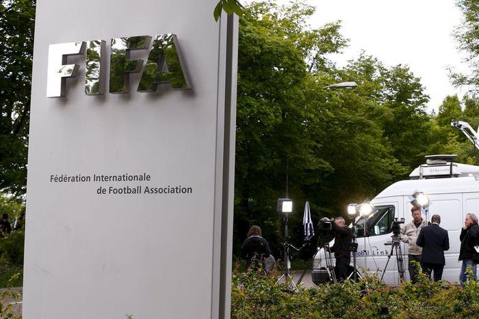 Members of the media stand in front of the entrance of the Federation Internationale de Football Association (FIFA) headquarters in Zurich, Switzerland, May 30, 2015. REUTERS/Arnd Wiegmann