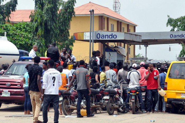 Endless queue at one of Nigeria's filling stations in May 2015.