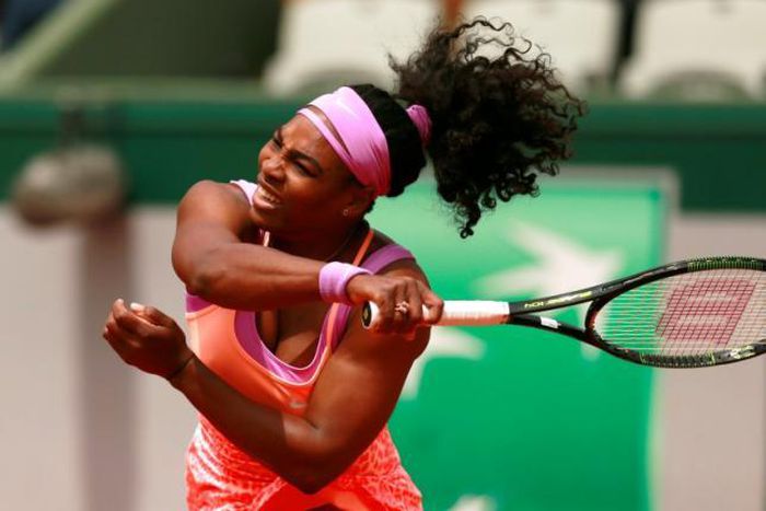 Serena Williams survives scare to reach third round