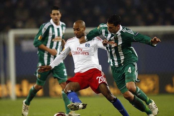 Rapid Vienna's Milan Jovanovic (R) competes for the ball with Hamburg SV's Mickael Tavares   in a 2009 file photo.    REUTERS/Christian Charisius