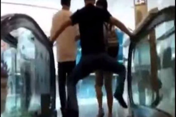 A Chinese man's style of moving in an escalator