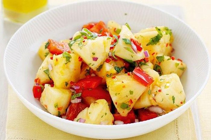 Pineapple and chilli mint salad
