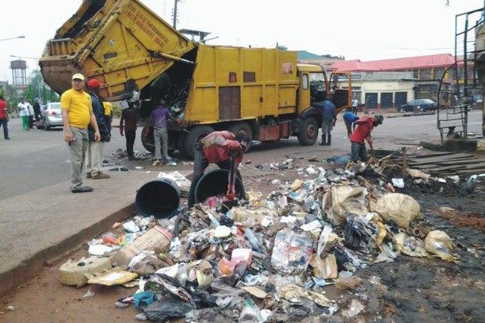 Staff of Edo State Ministry of Environment and Public Utilities evacuating refuse in Benin City during the monthly sanitation exercise in Benin City.