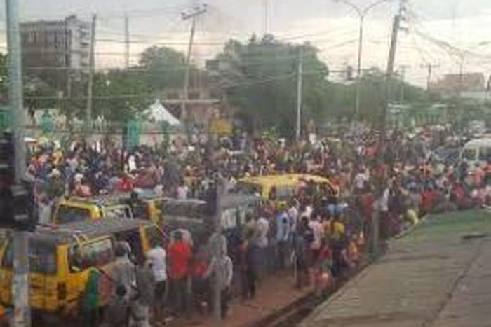 APC members  protest Enugu election results