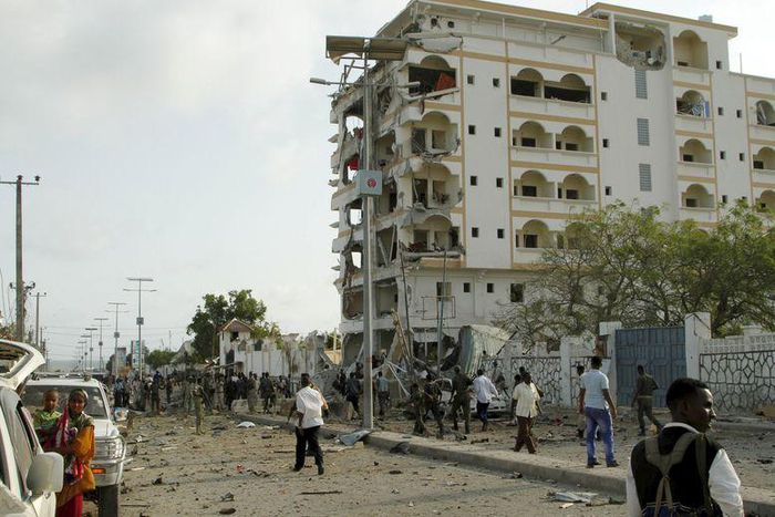 Somali government soldiers stand near the ruins of the Jazeera hotel after an attack in Somalia's capital Mogadishu, July 26, 2015.    REUTERS/Feisal Omar