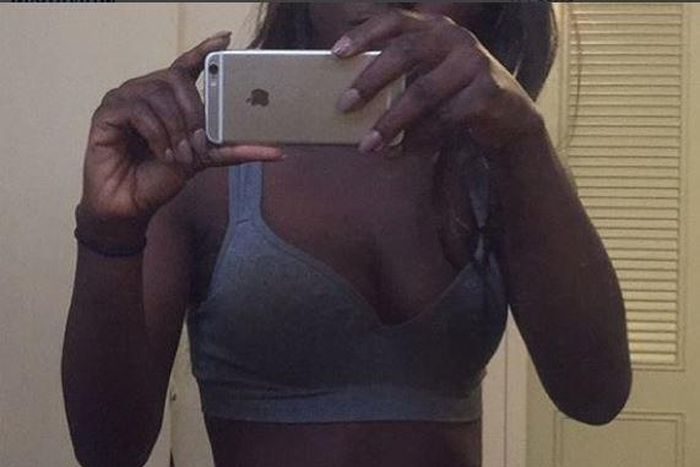 Niyola showing off her slim body