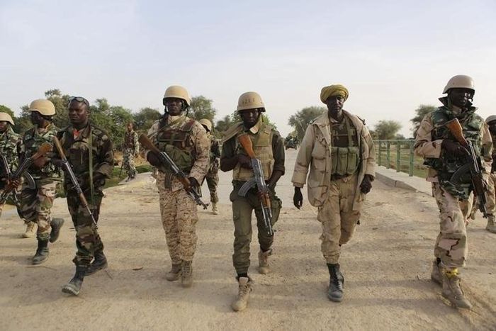 Nigerien soldiers patrol on a bridge above the Komadougou Yobe river which separates Niger from Nigeria in Diffa, Niger, March 25, 2015. REUTERS/Joe Penney