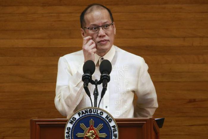 Philippines' Aquino endorses interior minister as successor