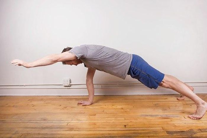 Single arm raise pushup