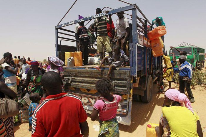 People displaced by the Boko Haram insurgence board a truck to travel back to their home states, after arriving in Nigeria, at Geidam, Nigeria May 6, 2015. REUTERS/Afolabi Sotunde
