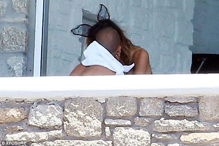 Nicole Scherzinger and Pajtim Kasami kissing in Greece