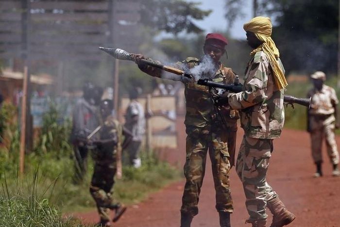 A Seleka fighter prepares a rocket propelled grenade (RPG) to be fired towards French troops in Bambari May 24, 2014.  REUTERS/Goran Tomasevic