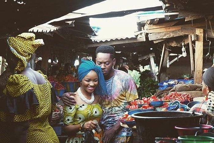 A scene from the 'Orente' video