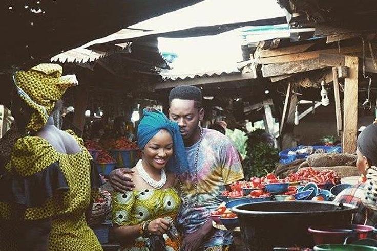 A scene from the 'Orente' video