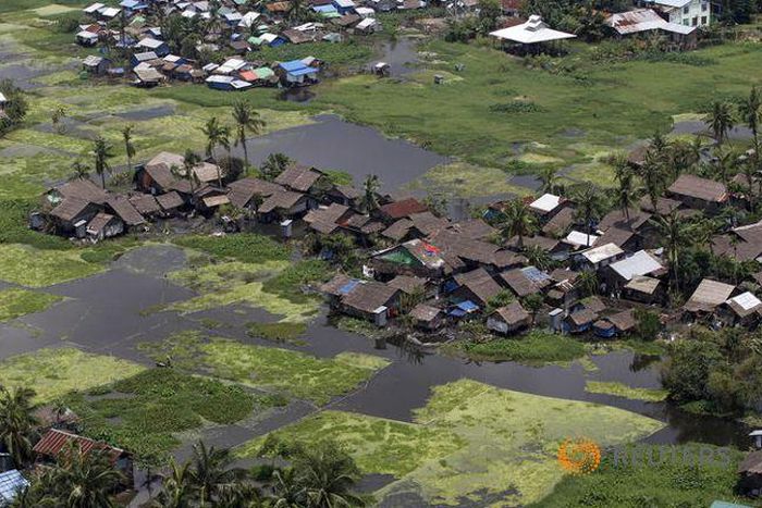 Water rises dangerously in flood-hit Myanmar's delta; U.S. to help