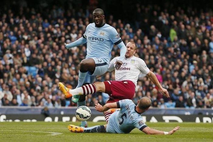 Aston Villa's Ron Vlaar in action with Manchester City's Pablo Zabaleta and Yaya Toure. Action Images via Reuters / Jason Cairnduff